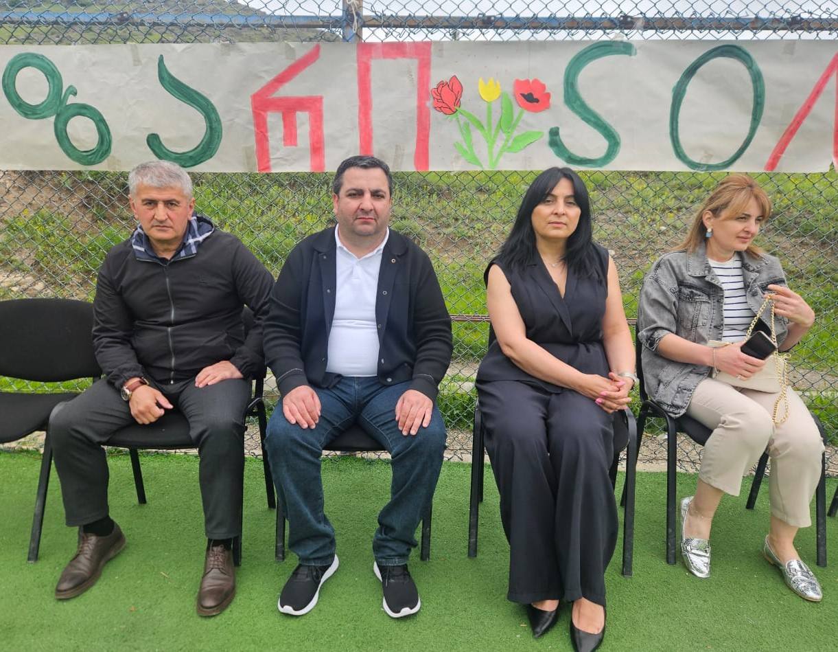 დმანისის მუნიციპალიტეტის მერის მოადგილეებმა, თემურ ზურაბიშვილმა და არიფ სულეიმანოვმა,  საგანმანათლებლო რესურსცენტრის ხელმძღვანელ მაია ხმალაძესთან ერთად, მე-12 კლასელებს სკოლის დამთავრება მიულოცეს და წარმატებები უსურვეს ცხოვრების ახალ ეტაპზე.