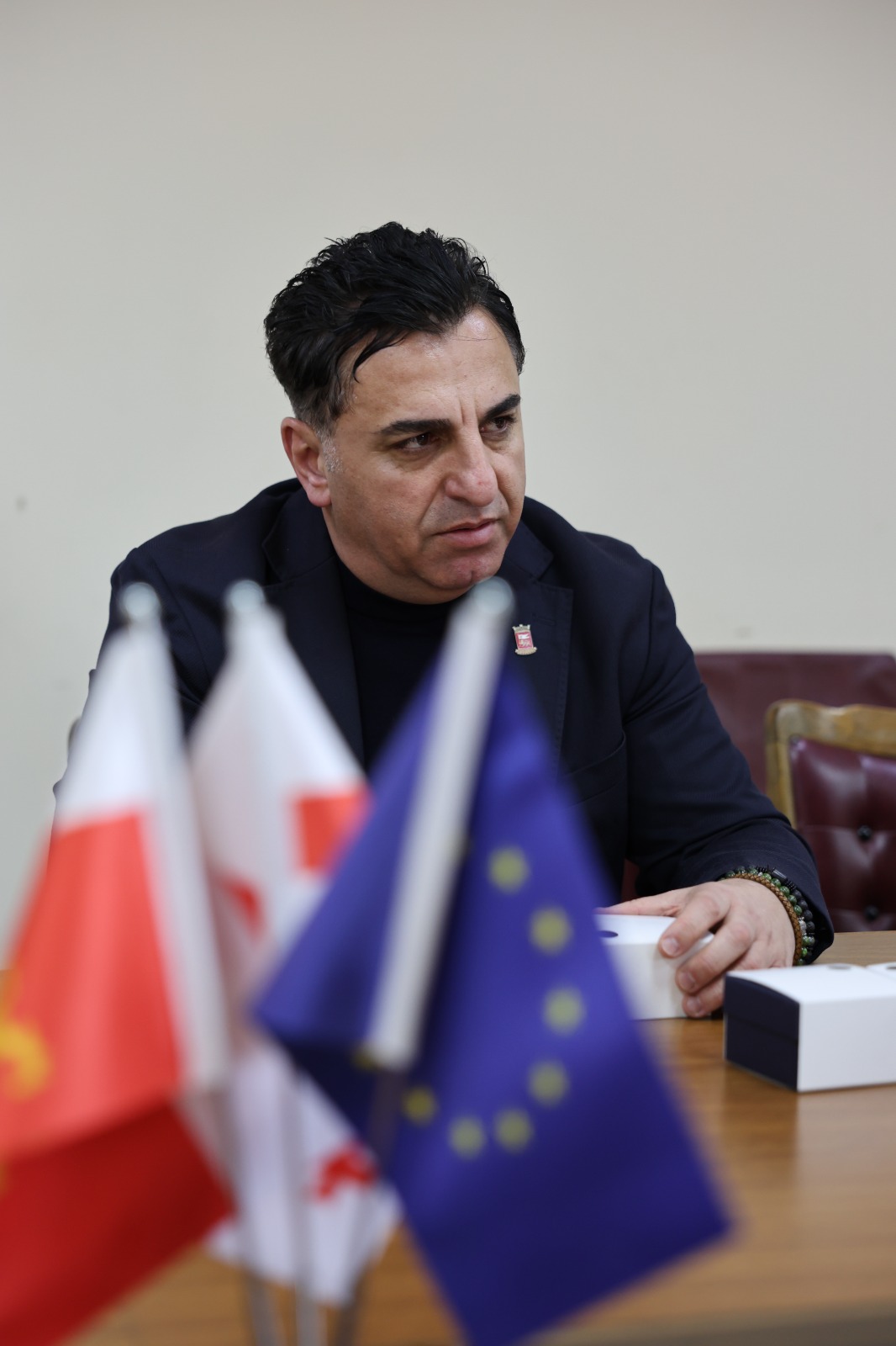დმანისის მუნიციპალიტეტმა უსინათლო მოქალაქეებს მოლაპარაკე ტაქტიკური საათები გადასცა