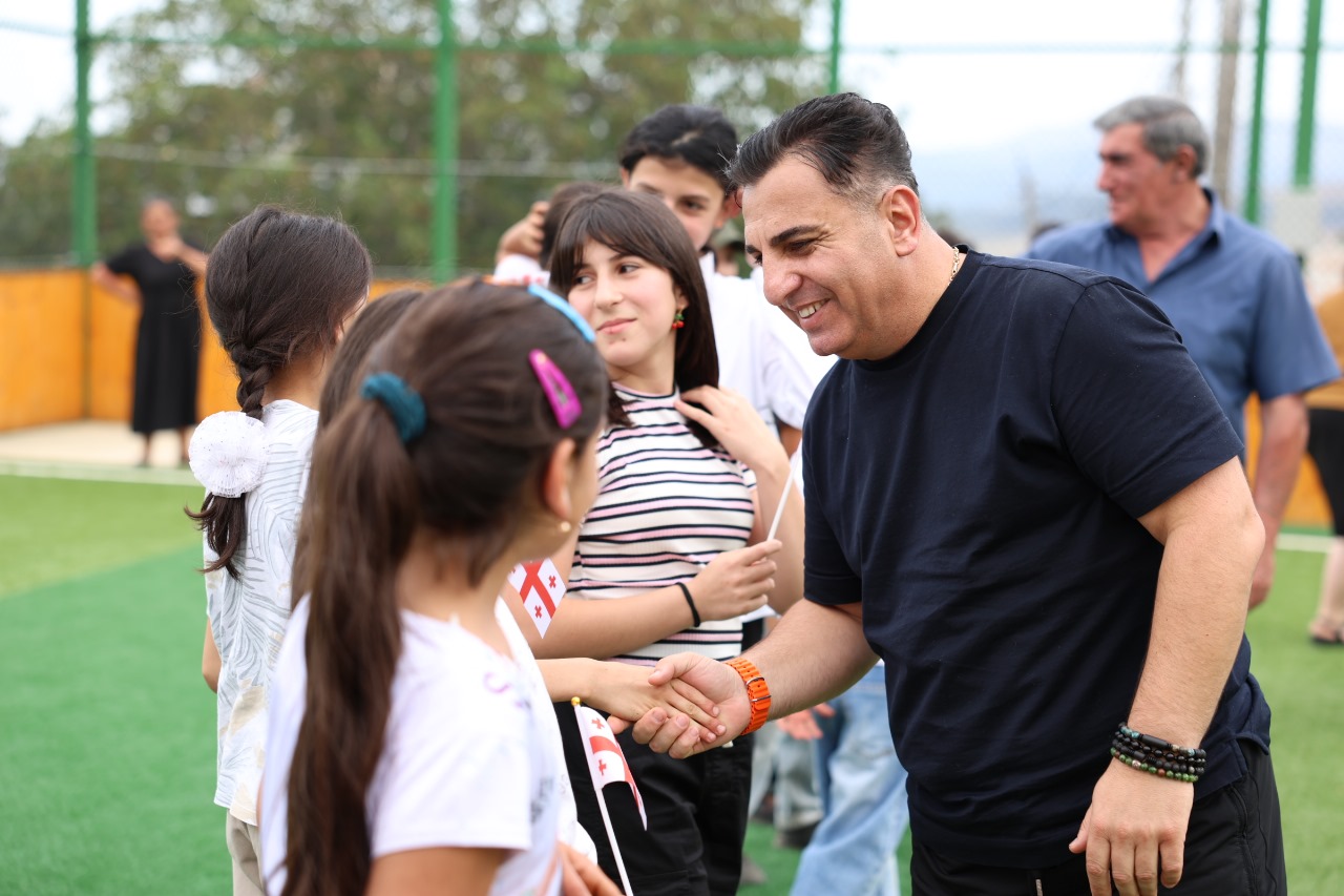 დმანისის მუნიციპალიტეტის მერმა, კობა მურადაშვილმა, სოფელ შინდლარში თანამედროვე სტანდარტების შესაბამისი, ახალი მინი სპორტული მოედანი გახსნა.