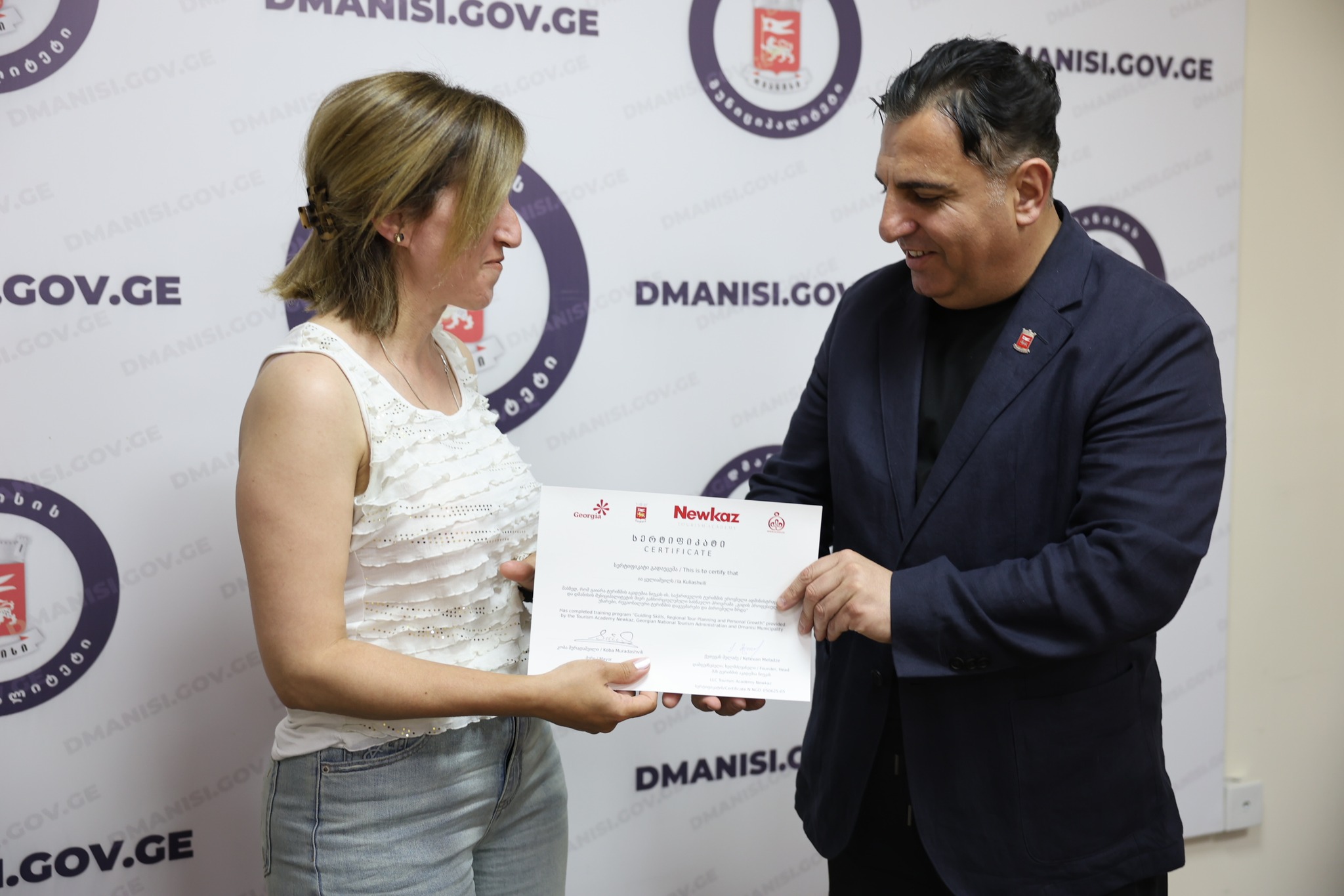 დმანისის მუნიციპალიტეტის მერმა, კობა მურადაშვილმა, ტურიზმის აკადემია ,,ნიუკას'' ხელმძღვანელთან, ქეთევან მელაძესთან ერთად მუნიციპალიტეტში მცხოვრებ დამწყებ და მოქმედ გიდებს, რომლებმაც წარმატებით გაიარეს კულტურული ტურიზმის გიდის და პიროვნული ზრდის
