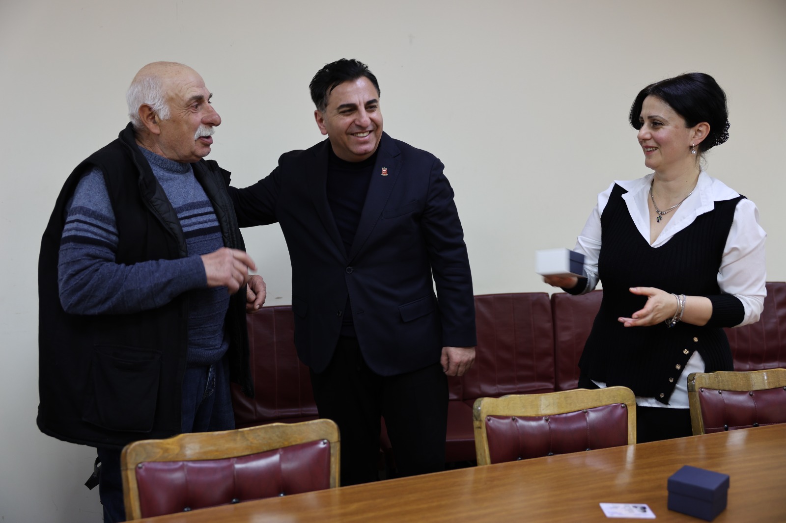 დმანისის მუნიციპალიტეტმა უსინათლო მოქალაქეებს მოლაპარაკე ტაქტიკური საათები გადასცა