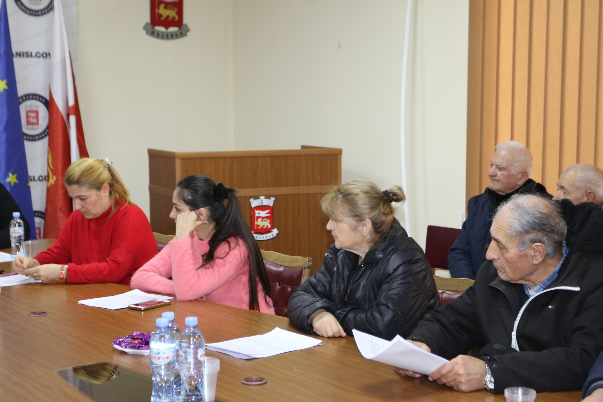 დმანისის მუნიციპალიტეტის მერი, კობა მურადაშვილი, მოადგილესთან და საკრებულოს თავმჯდომარესთან, პაატა ყულიაშვილთან ერთად მრავალბინიან საცხოვრებელ კორპუსებში მცხოვრებ მოსახლეობას შეხვდა და ბინით მესაკუთრეთა ამხანაგობის განვითარების ხელშეწყობის პროგრამა გააცნო