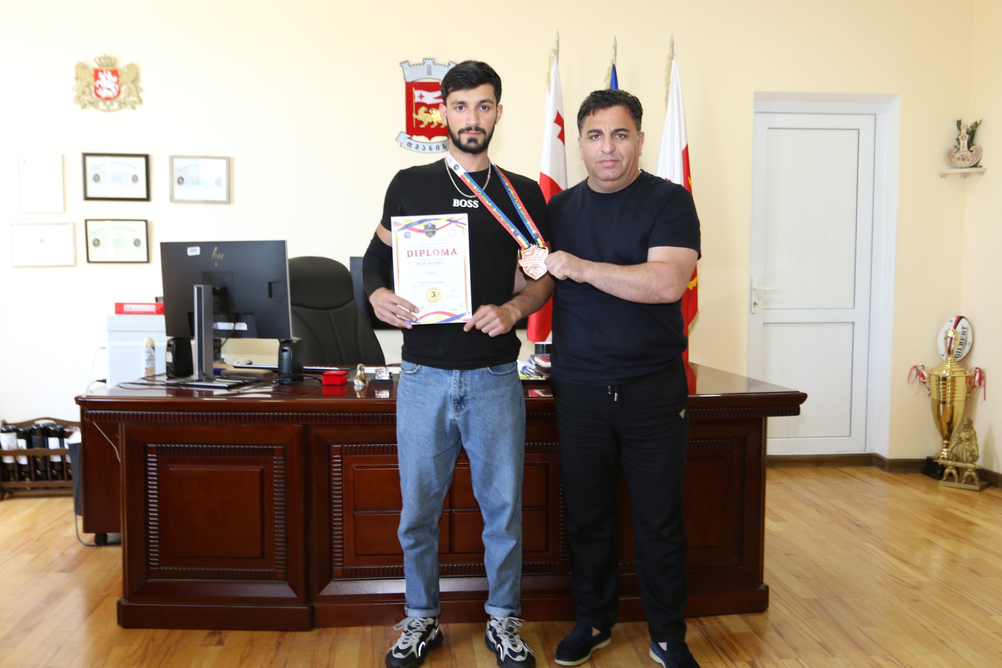 დმანისის მუნიციპალიტეტის მერმა კობა მურადაშვილმა მოადგილესთან, არიფ სულეიმანოვთან ერთად, დმანისელ სპორტსმენებს, რომლებმაც ევროპის ჩემპიონატზე მკლავჭიდში დაიკავეს საპრიზო ადგილები წარმატება მიულოცა