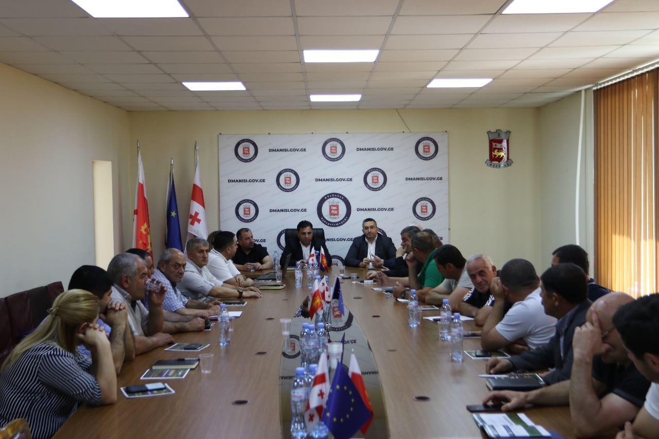 Milli Dövlət Reyestri Agentliyi Dmanisdə sistemli torpaq qeydiyyatı islahatı çərçivəsində bələdiyyənin nümayəndələri ilə görüşüb.