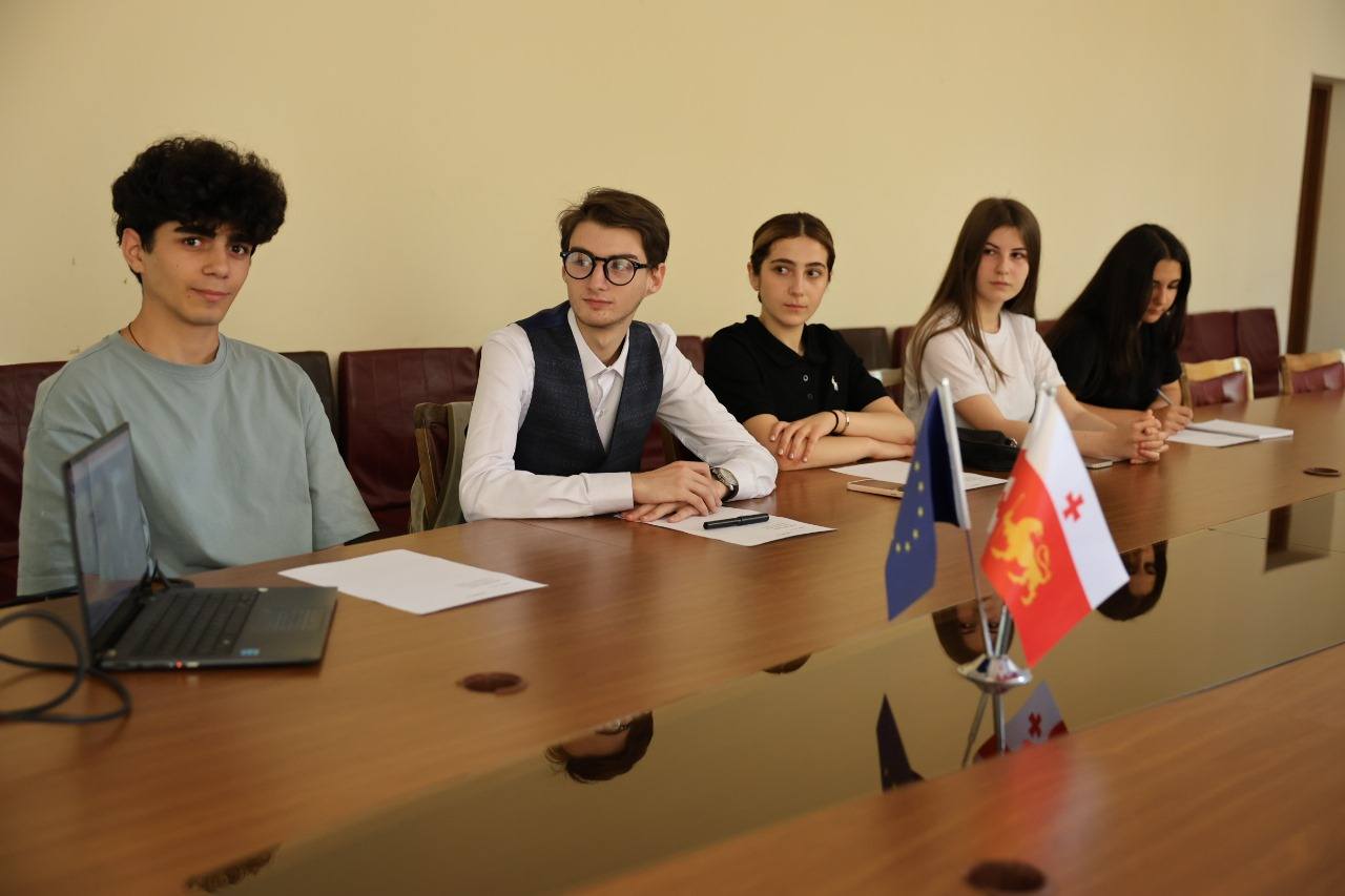 დმანისის მუნიციპალიტეტის მერი, კობა მურადაშვილი მერის ახალგაზრდული სათათბიროს წევრებს შეხვდა.