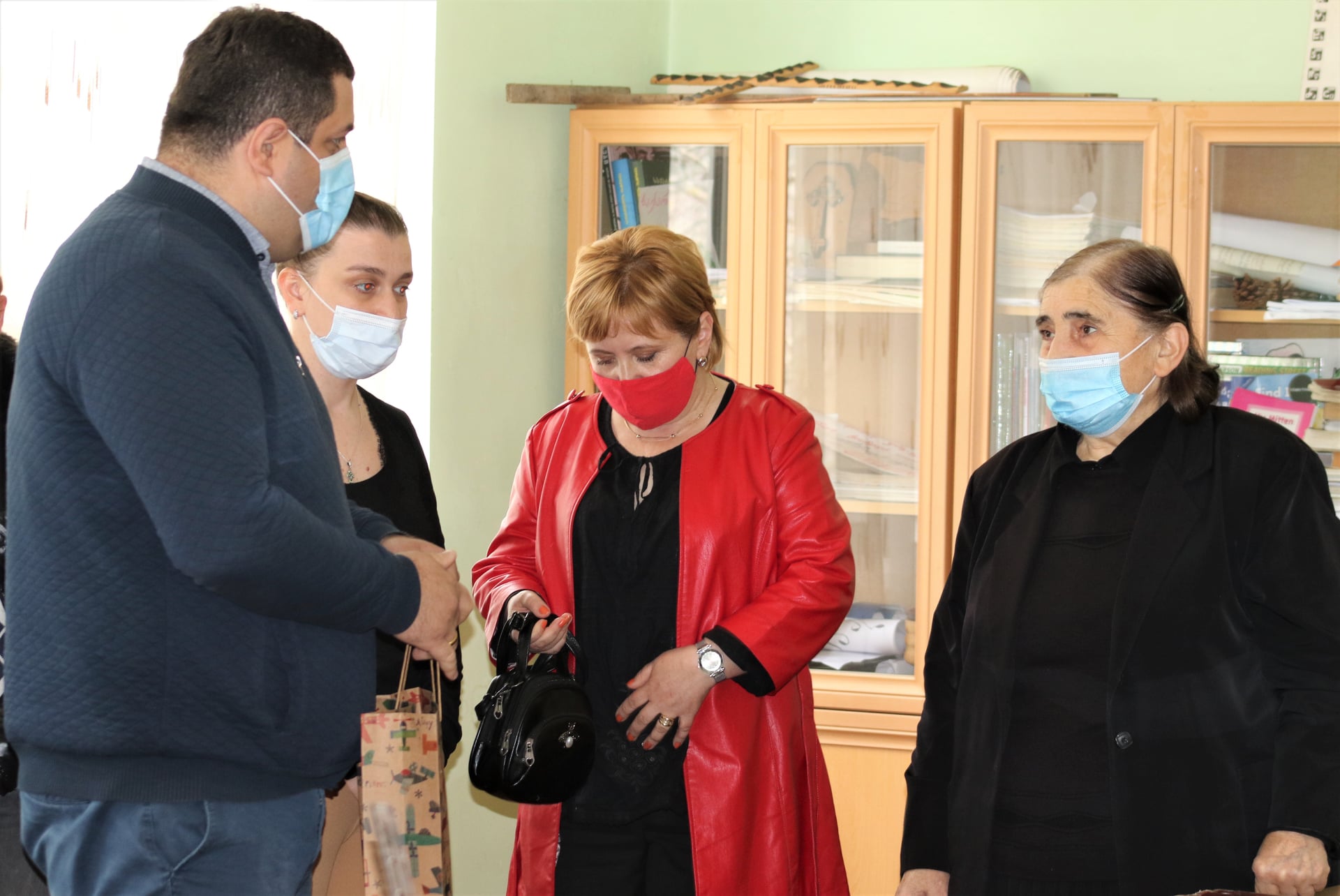 დმანისის მერი დედაენის დღისადმი მიძღვნილ ღონისძიებას დაესწრო და ქართული ენის პედაგოგებს დედაენის დღე სიმბოლური საჩუქრებით მიულოცა