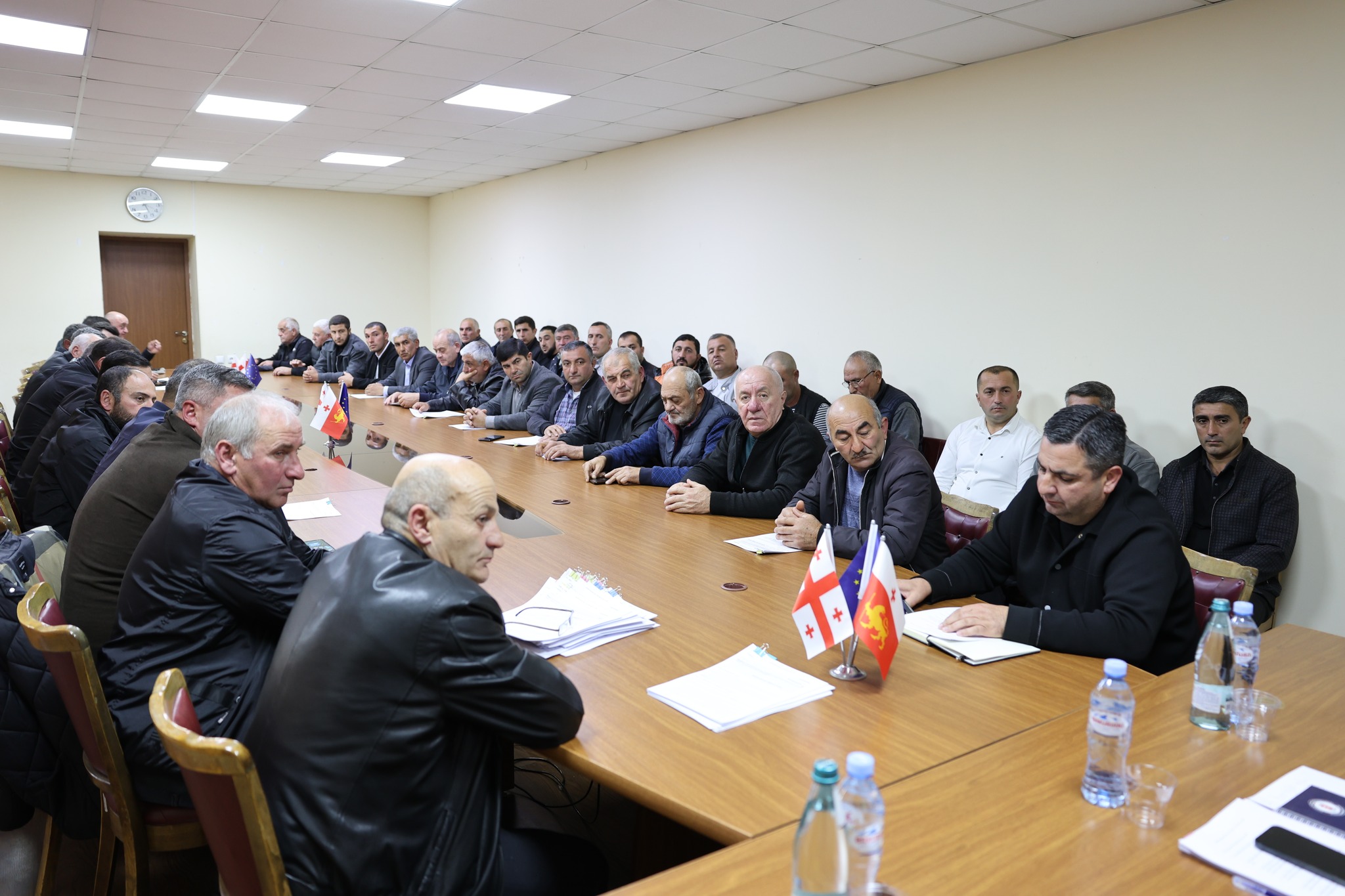 დმანისის მუნიციპალიტეტის მერმა, კობა მურადაშვილმა, მოადგილეებთან ერთად ადმინისტრაციული ერთეულების წარმომადგენლებთან და მათ სპეციალისტებთან სამუშაო შეხვედრა გამართა.