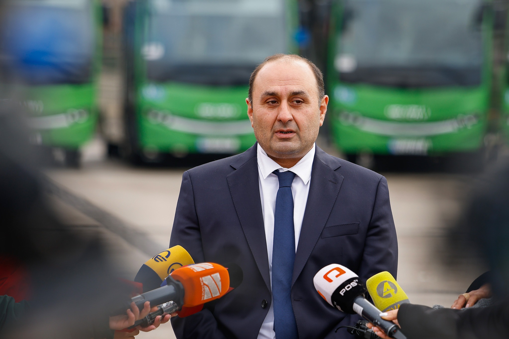 Baş nazir İrakli Qaribaşvilinin qərarı ilə bölgələrə yeni avtobuslar verilib