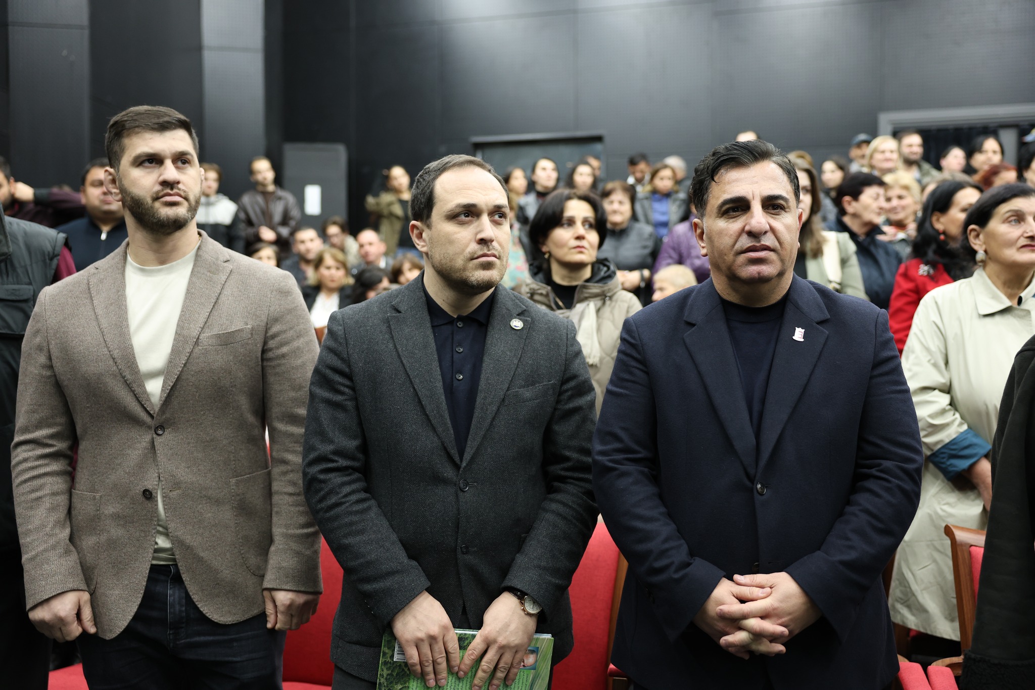 დმანისის მუნიციპალიტეტის მერი კობა მურადაშვილი, ქვემო ქართლში სახელმწიფო რწმუნებულის მოადგილე, ავთანდილ ჭრიკიშვილთან, მერის მოადგილეებთან, ცენტრალური და ადგილობრივი ხელისუფლების წარმომადგენლებთან ერთად, დმანისის ახლად რეაბილიტირებული თეატრის დარბაზში ფილმ