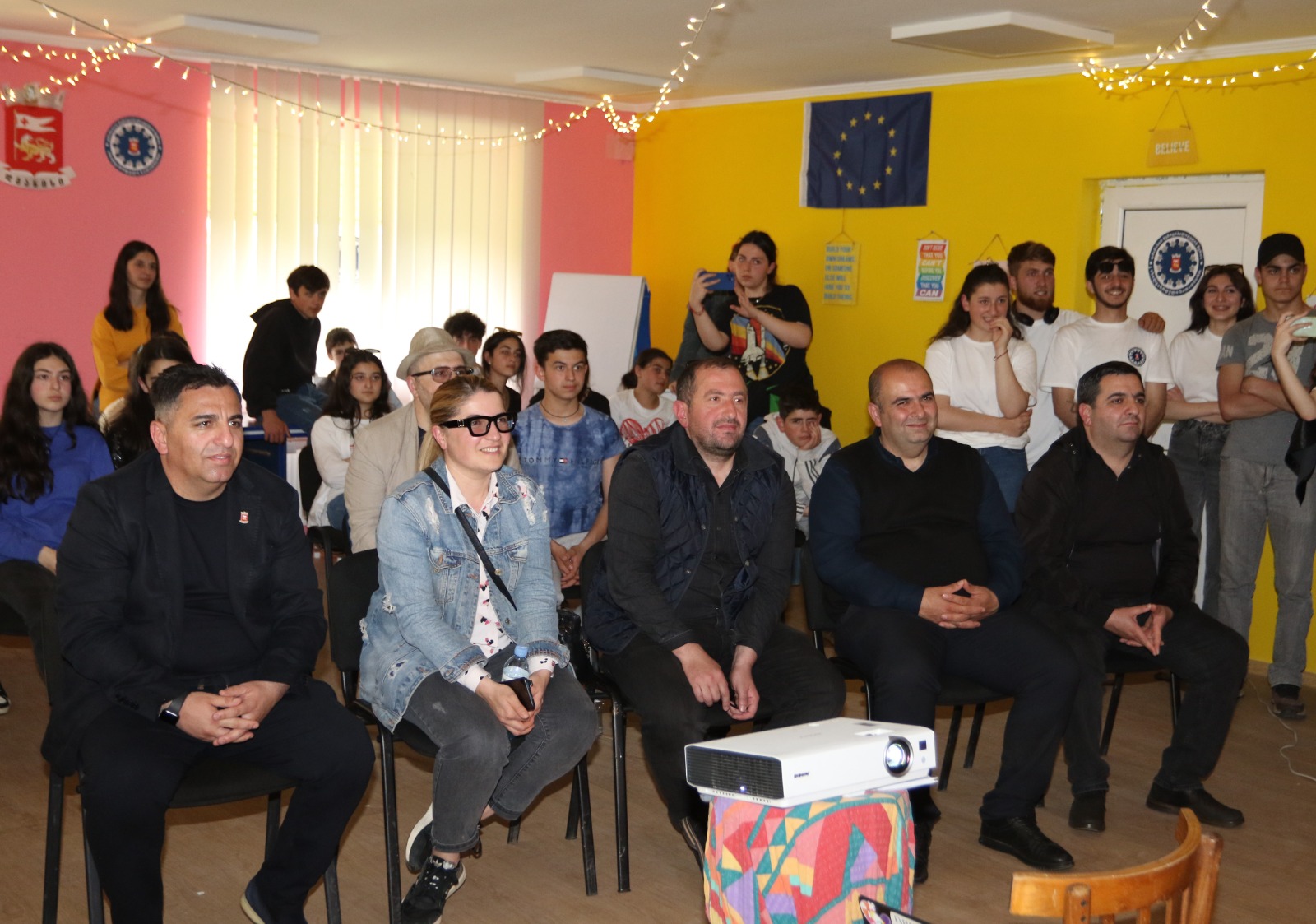 Dmanisi bələdiyyəsinin meri Koba Muradaşvili Dmanisi şəhərinin Vaj-Pşavela küçəsində gənclərlə mediateka açılışını edib.