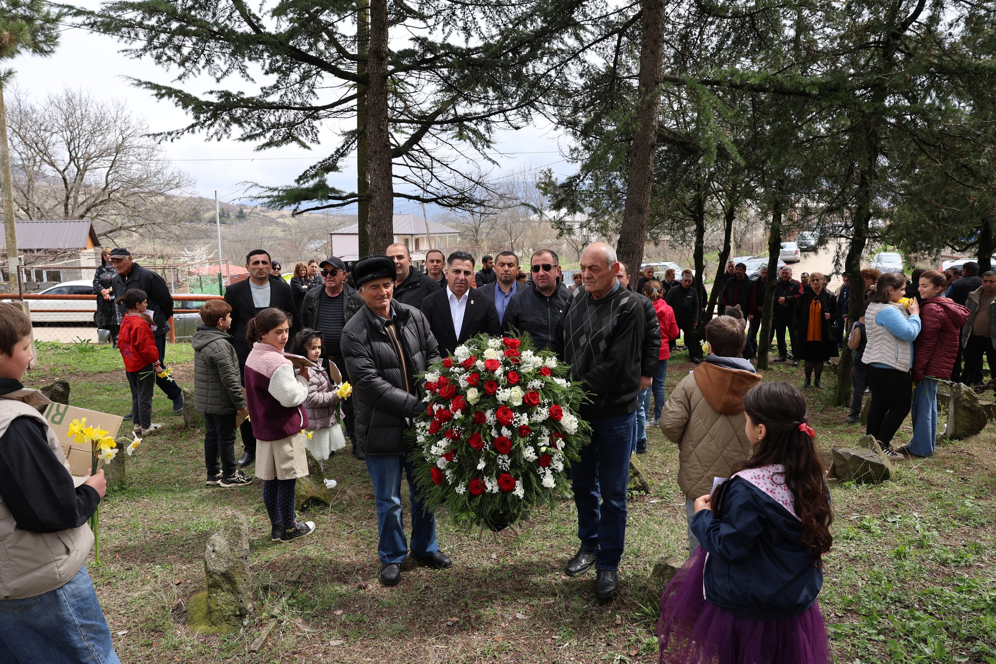 დმანისში 9 აპრილს დაღუპულთა მემორიალი გვირგვინით შეამკეს