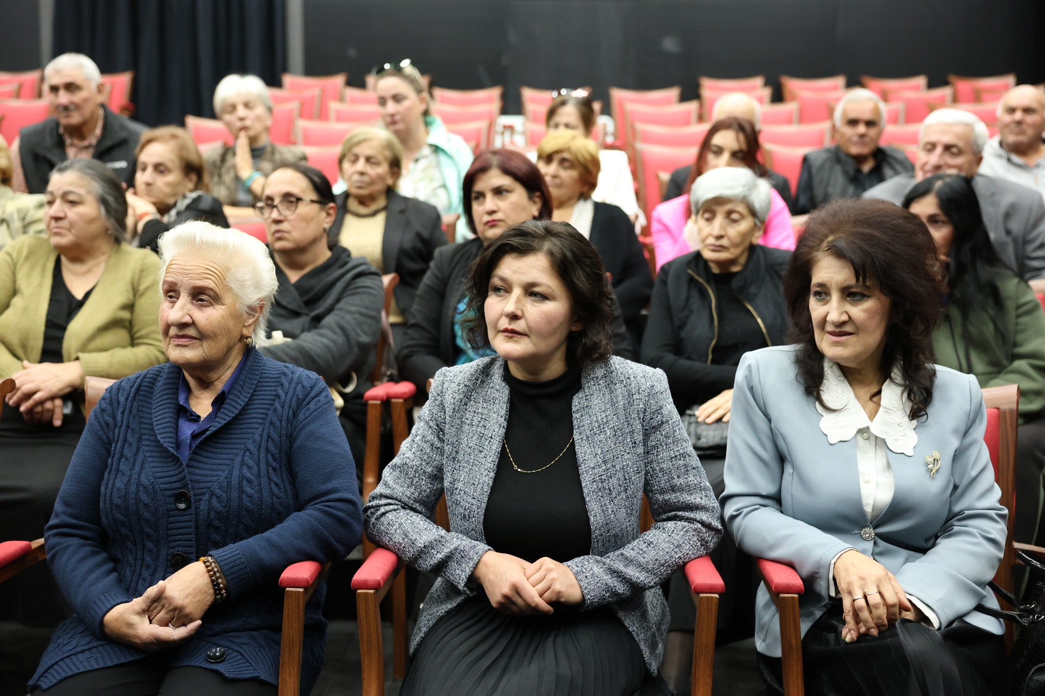 დმანისის მუნიციპალიტეტის მერი, კობა მურადაშვილი, მოადგილესთან, არიფ სულეიმანოვთან და განათლების, კულტურის, სპორტისა და ახალგაზრდობის სამსახურის უფროსთან, ნინო ომიაძესთან ერთად, ა(ა)იპ კულტურისა და ხელოვნების ცენტრის და სამუსიკო სკოლის თანამშრომლებს შეხვდა