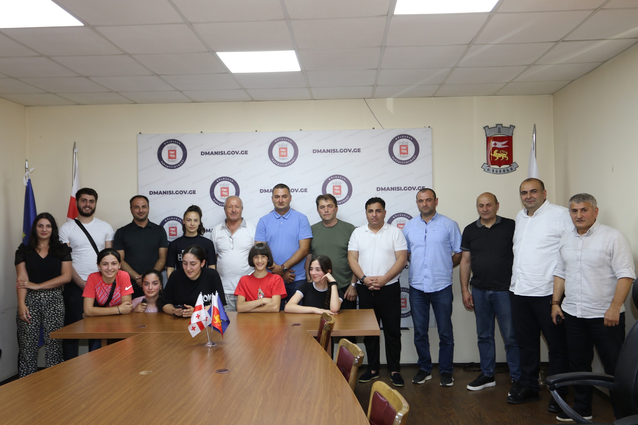 Dmanisi Bələdiyyəsinin meri Koba Muradaşvili, Şəhər şurası sədri Paata Kuliaşvili və Kvemo Kartli Voleybol Federasiyasının prezidenti Leri Subeliani ən yaxşı oyunçu mükafatını A(A) IP Omar Mumladze adına İdman Məktəbinin voleybol komandasının məşqçisi İri