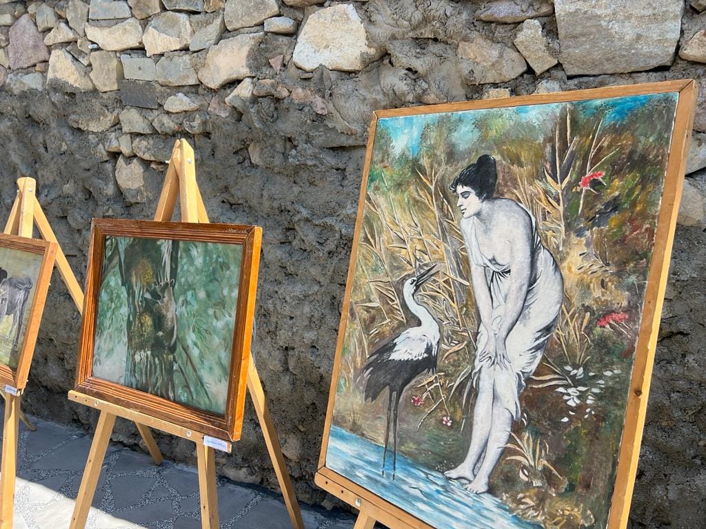 Dmanisi bələdiyyəsinin meri Koba Muradaşvili Bolnisidə qorunan mənşəli şərab festivalında gürcü və azərbaycanlı rəssamların birgə əsərlərindən ibarət sərgidə iştirak edib.