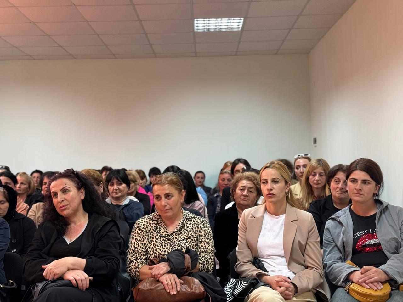 დმანისის მუნიციპალიტეტის მერი კობა მურადაშვილი სკოლამდელი აღზრდის დაწესებულებათა მენეჯერებსა და პედაგოგებს შეხვდა, ბაღებში სააღმზრდელო პროცესის დაწყებასთან დაკავშირებით, საბავშვო ბაღების მზაობით დაინტერესდა და მენეჯერებისგან ბაღებში არსებულ საჭიროებებზე დ