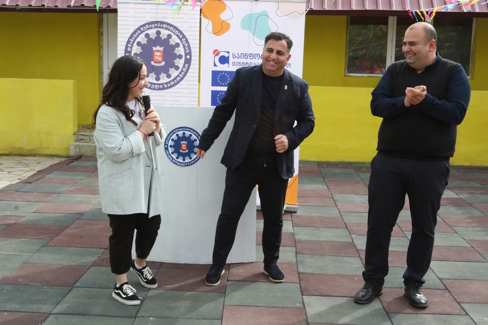 Dmanisi bələdiyyəsinin meri Koba Muradaşvili Dmanisi şəhərinin Vaj-Pşavela küçəsində gənclərlə mediateka açılışını edib.