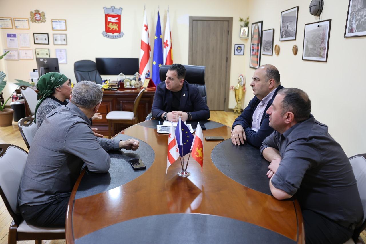 დმანისის მუნიციპალიტეტის მერმა, კობა მურადაშვილმა მოადგილეებთან და საკრებულოს თავმჯდომარესთან, პაატა ყულიაშვილთან ერთად მოსახლეობასთან შეხვედრა გამართა.