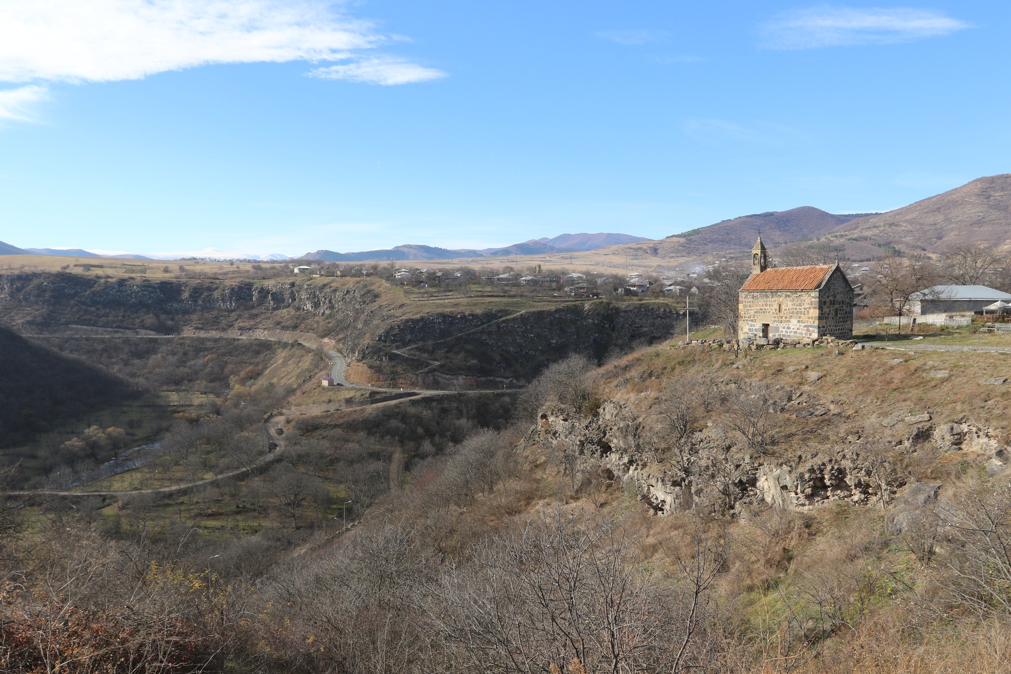 Dmanisi bələdiyyəsinin meri Koba Muradaşvili birinci müavin Kaxa Petriaşvili və şəhər şurasının üzvləri ilə birlikdə Poniçala, Marneuli, Ququti şosesindən Maşavera kəndinə giriş-çıxış yolunun bərpa işlərini qiymətləndirdi.