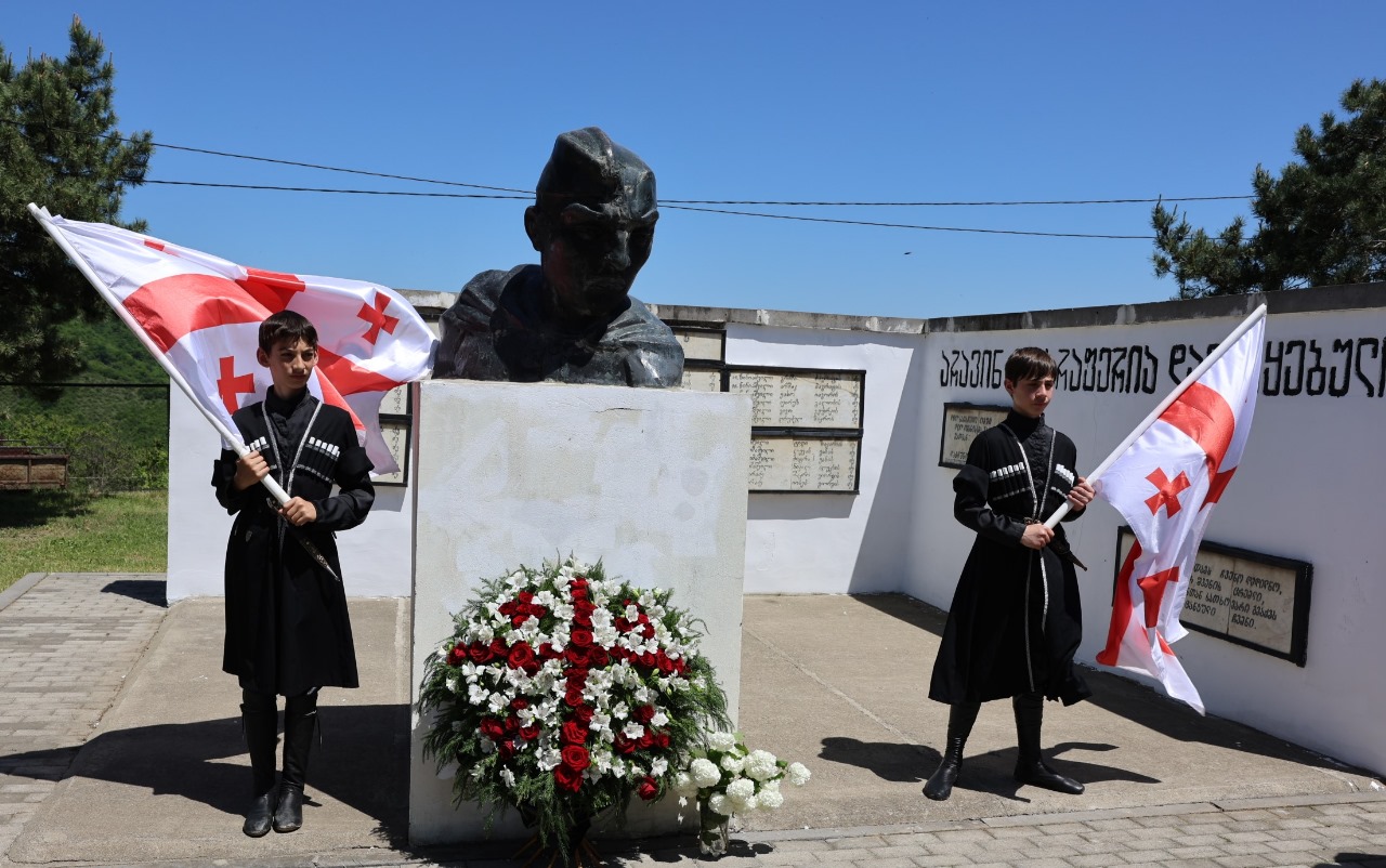 დმანისის მუნიციპალიტეტის მერმა კობა მურადაშვილმა, მოადგილე კახა პეტრიაშვილთან და საკრებულოს თავმჯდომარე პაატა ყულიაშვილთან ერთად ფაშიზმზე გამარჯვების 80 წლისთავთან დაკავშირებით, სოფელ დიდ დმანისში, ომში დაღუპულ გმირთა მემორიალი გვირგვინით შეამკო.