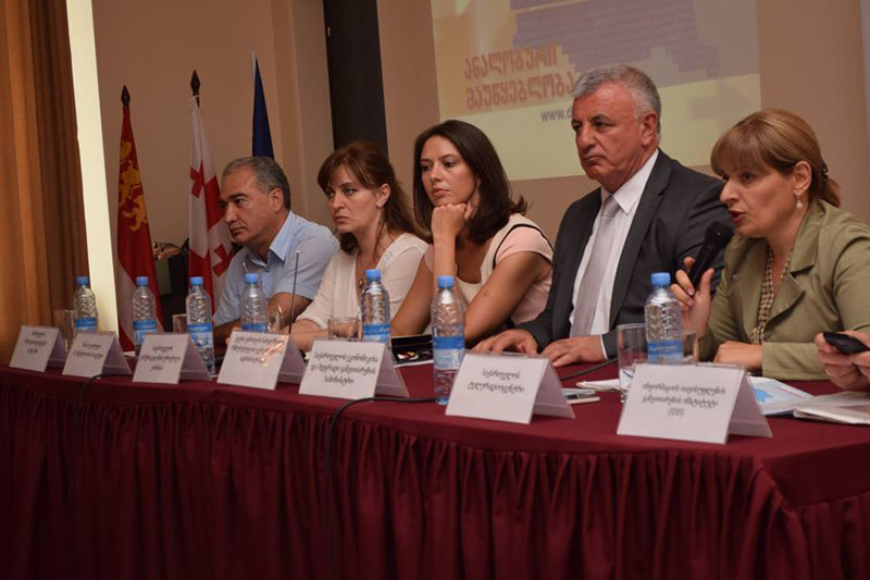 ციფრულ მაუწყებლობაზე გადასვლასთან დაკავშირებით გამართულ საინფორმაციო შეხვედრას დმანისის მუნიციპალიტეტის გამგებლის წარმომადგენლები ესწრებოდნენ