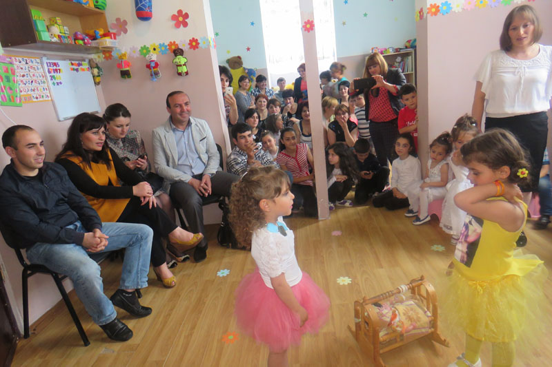 დმანისის მუნიციპალიტეტის გამგებელი გოგი ბარბაქაძე სოფელ ბოსლებში, ახლადგახსნილ საბავშვო ბაღის სასკოლე ჯგუფის გამოსაშვებ ღონისძიებას დაესწრო და პატარებს სკოლისაკენ მიმავალი გზა დაულოცა