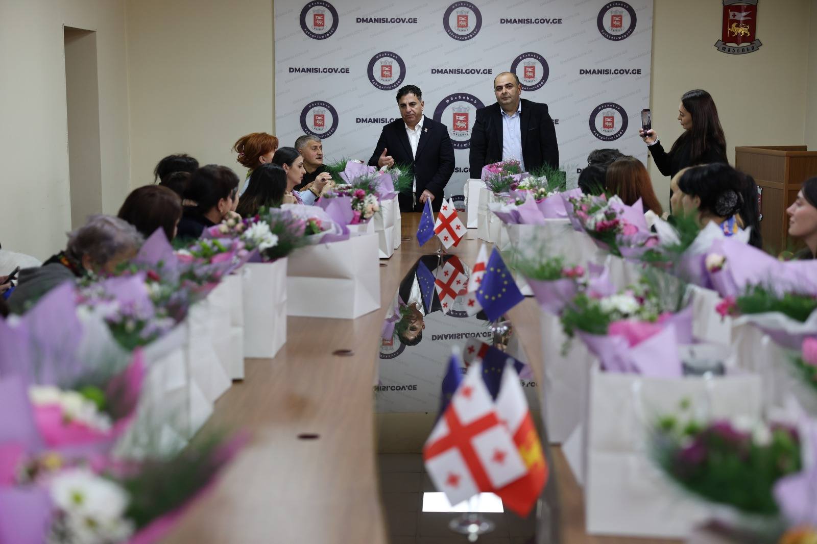 დმანისის მუნიციპალიტეტის მერმა, კობა მურადაშვილმა, მოადგილეებთან და საკრებულოს თავმჯდომარესთან პაატა ყულიაშვილთან ერთად, მერიისა და საკრებულოს თანამშრომლებს ქალთა საერთაშორისო დღე მიულოცა.