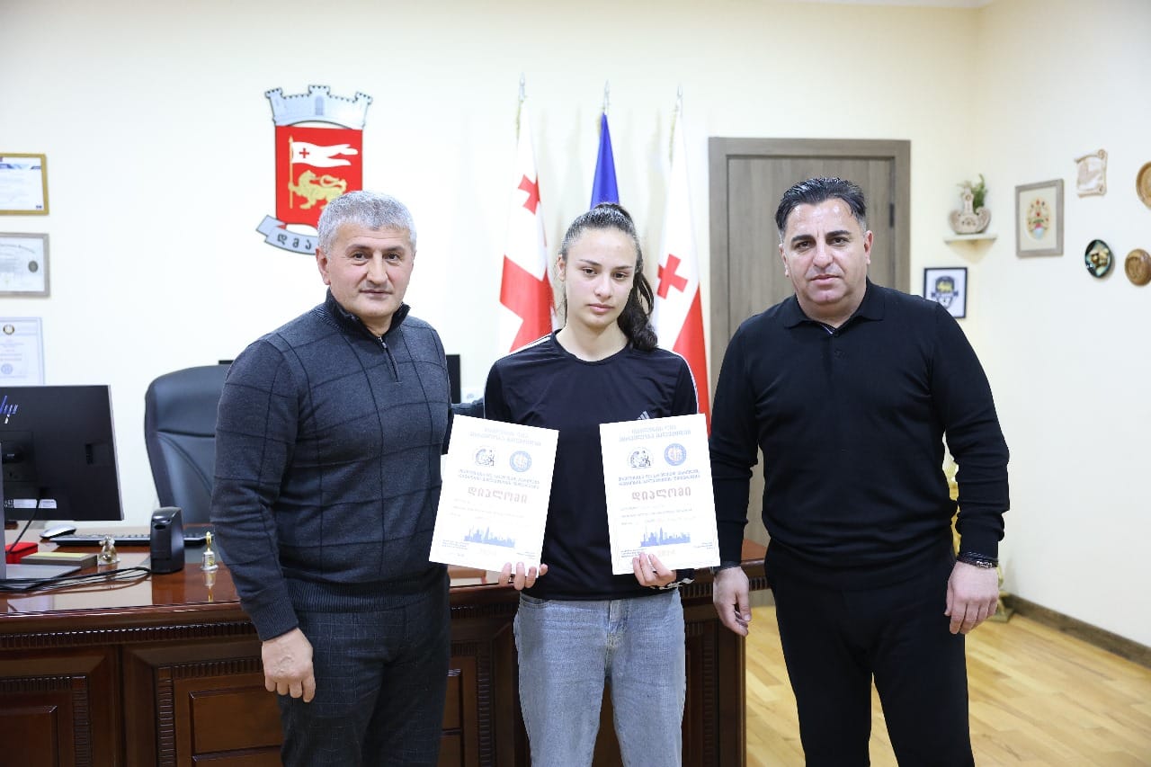 ობა მურადაშვილი ა(ა)იპ ომარ მუმლაძის სახელობის დმანისის სპორტული სკოლის, მკლავჭიდის წრის სპორტსმენებს შეხვდა და წარმატებით ასპარეზობა მიულოცა