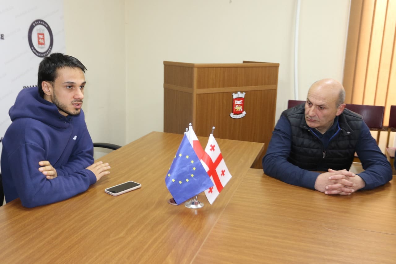 დმანისის მუნიციპალიტეტში, საჯარო რეესტრმა აზომვითი სამუშაოები, სამი თვით განაახლა. აღნიშნულ საკითხთან დაკავშირებით, მერის წარმომადგენლებთან სამუშაო შეხვედრა გაიმართა, რათა მათ შეძლონ მოსახლეობის მაქსიმალური ინფორმირება.