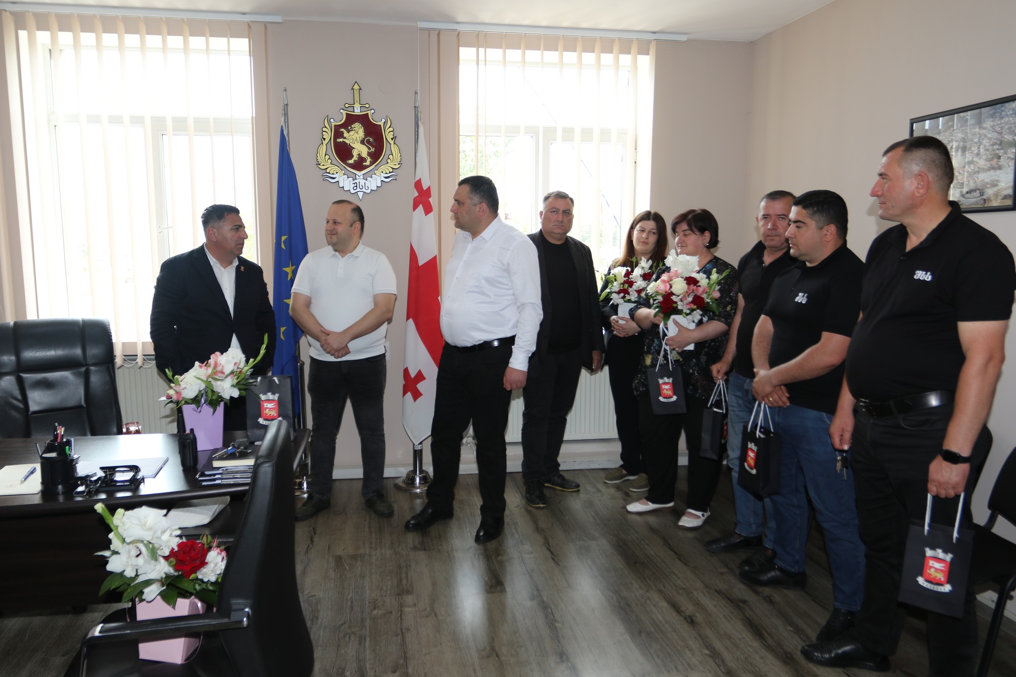 Dmanisi Bələdiyyəsinin meri və Şəhər Şurasının sədri Kvemo Kartli Polis Departamentinin Dmanisi Rayon Şöbəsinin və Təhlükəsizlik Polisinin əməkdaşlarını polisin peşə günü münasibətilə təbrik ediblər.