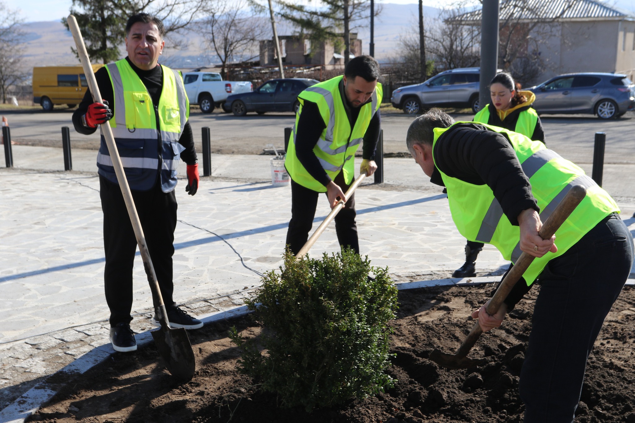 Meriya və Şəhər Şurasının rəhbərlərinin iştirakı ilə Dmanisi şəhərinin girişində yeni abadlaşdırılan meydanda istirahət məkanı yaşıllaşdırılıb.