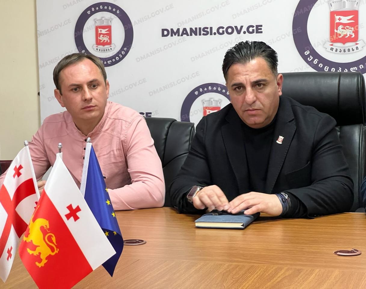 ა(ა)იპ დმანისის ომარ მუმლაძის სახელობის სპორტ სკოლას დავით ჩხვიმიანი უხელმძღვანელებს დმანისის მუნიციპალიტეტის მერმა, კობა მურადაშვილმა, მერის პირველმა მოადგილემ კახა პეტრიაშვილმა და საკრებულოს თავმჯდომარემ, პაატა ყულიაშვილმა ა(ა)იპ ომარ მუმლაძის სახელობის